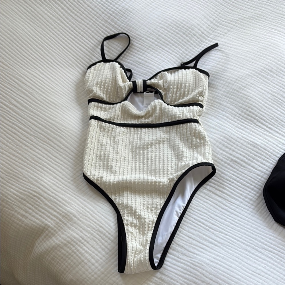 Cupshe Black and White Textured Swimsuit- BRAND NEW WITH TAGS ON size small